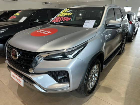 TOYOTA HILUX SW4 2.8 D-4D TURBO DIESEL SRX 7L 4X4 AUTOMÁTICO
